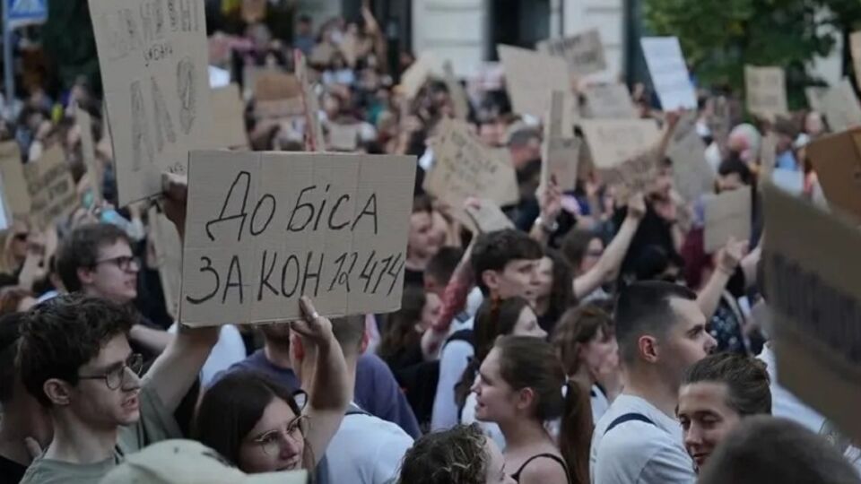 Победа демократии стала возможной благодаря решительной реакции украинцев, говорится в заявлении партии