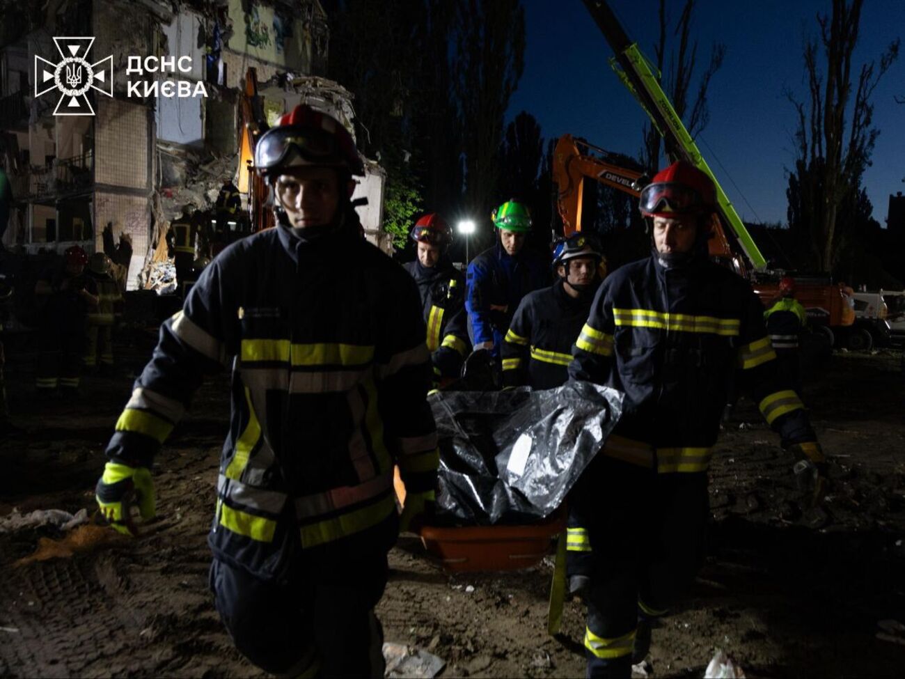 У Святошинському районі ще тривають аварійно-рятувальні роботи