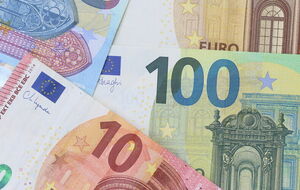 НБУ зазначає, що внутрішні чинники впливають на курс гривні, але офіційно її курс формується на основі долара