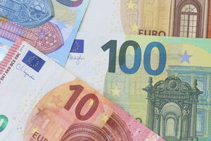 НБУ зазначає, що внутрішні чинники впливають на курс гривні, але офіційно її курс формується на основі долара