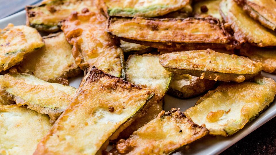 Кабачки подают в качестве гарнира или закуски