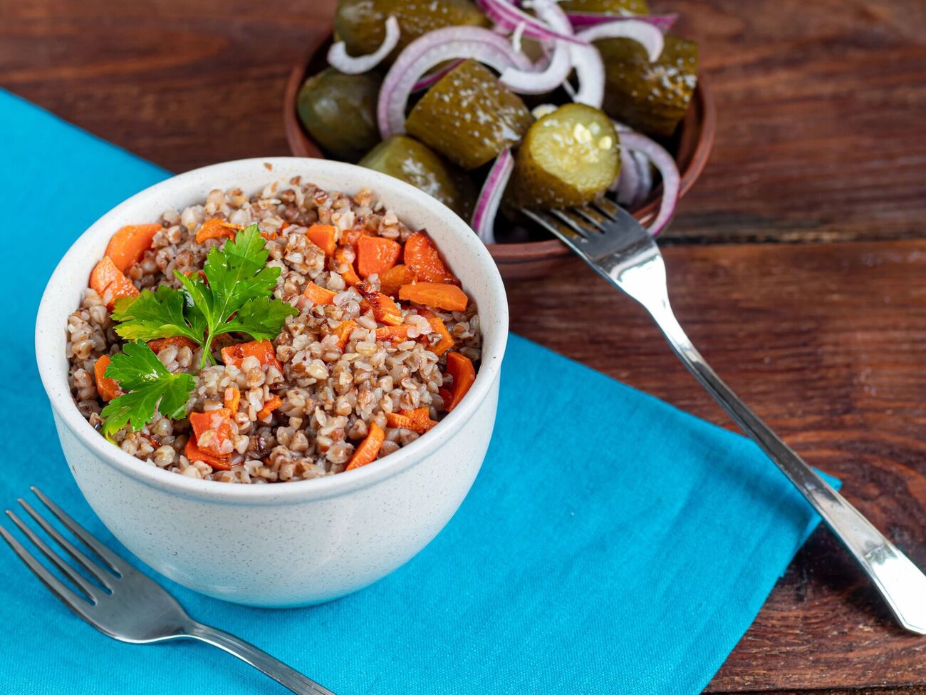 Гречку перед подачей украшают зеленью