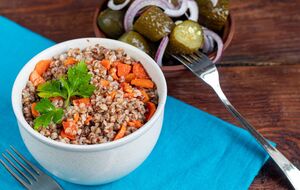 Гречку перед подаванням прикрашають зеленню