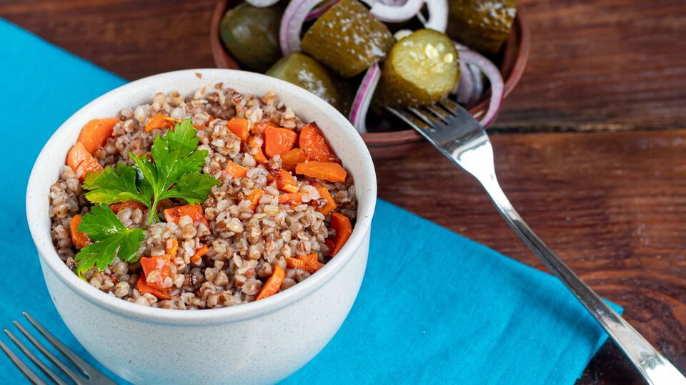 Гречку перед подаванням прикрашають зеленню