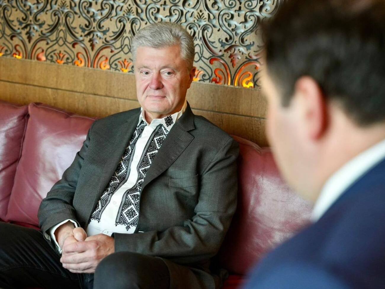 На руинах усадьбы, которую за свой счет пообещал восстановить Порошенко, – метровые сорняки, пишет Гладких