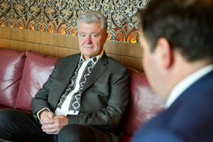 На руїнах садиби, яку власним коштом пообіцяв відновити Порошенко, – метрові бур'яни, пише Гладких