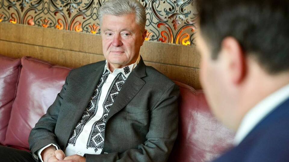 На руинах усадьбы, которую за свой счет пообещал восстановить Порошенко, – метровые сорняки, пишет Гладких