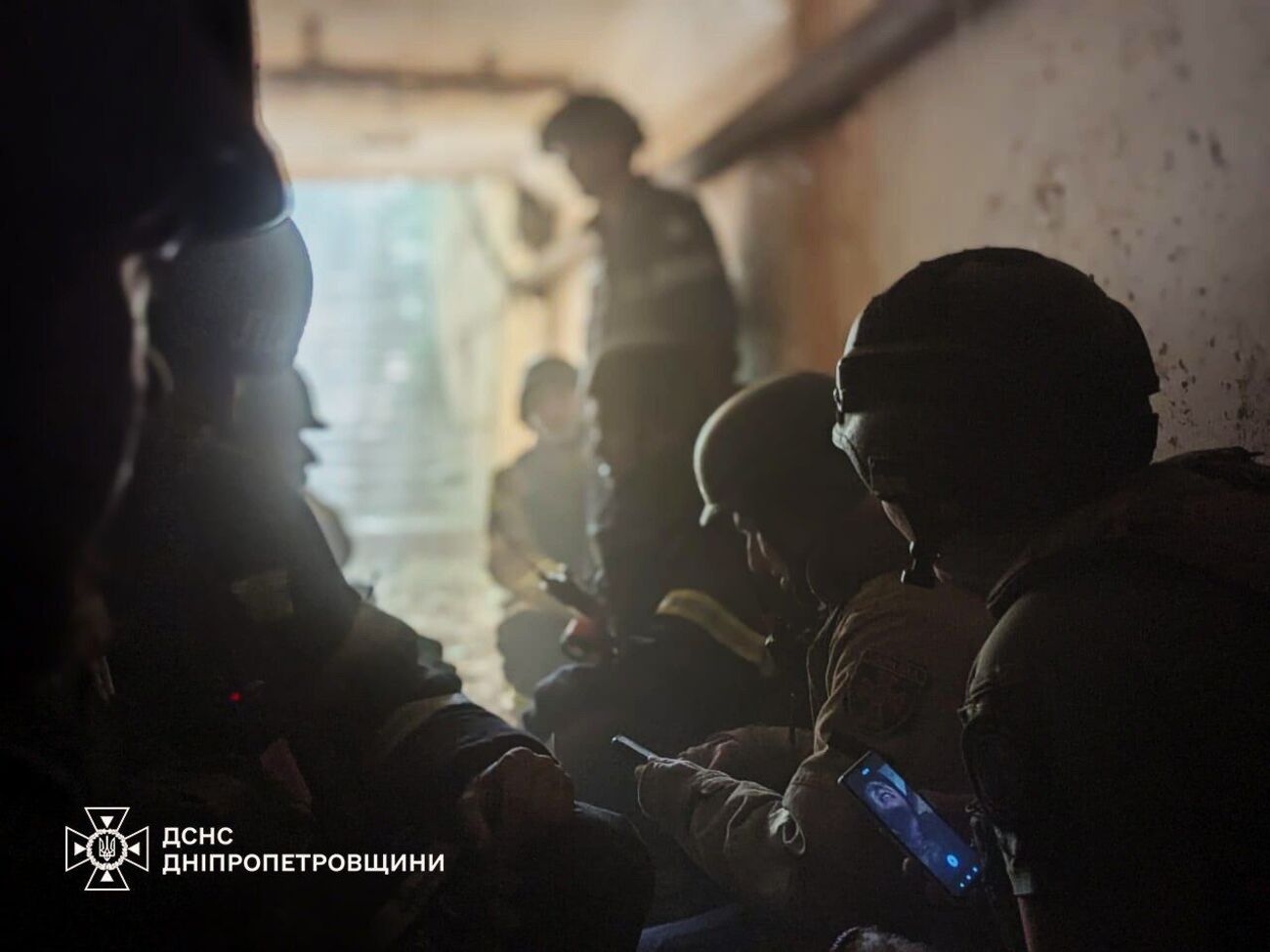 После прибытия чрезвычайников к месту обстрела враг нанес повторный удар