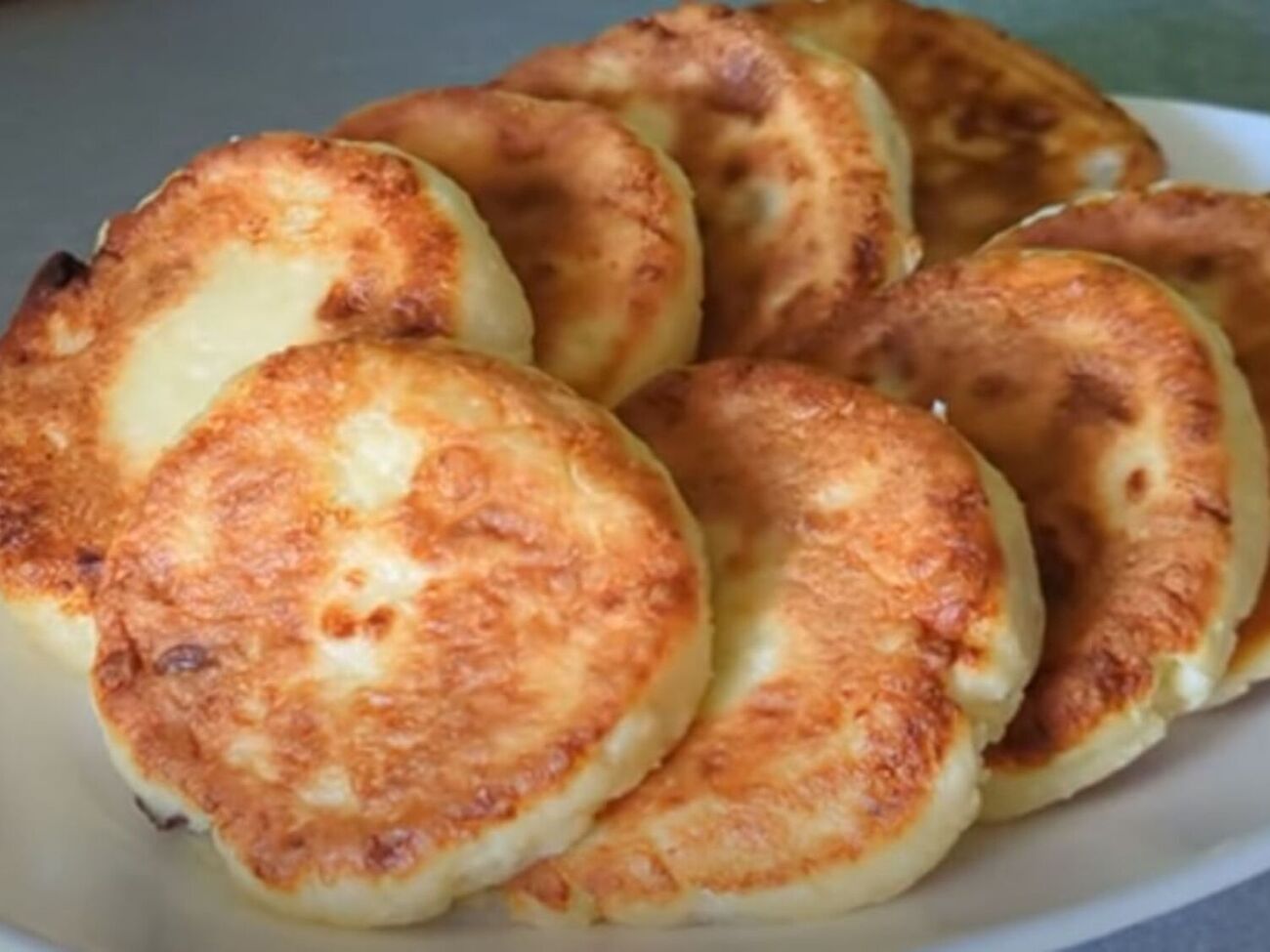 Сирники смажте під кришкою на невеликому вогні