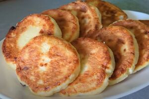 Сырники жарьте под крышкой на небольшом огне