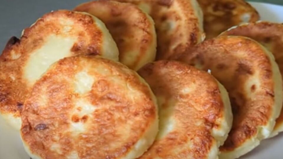 Сирники смажте під кришкою на невеликому вогні