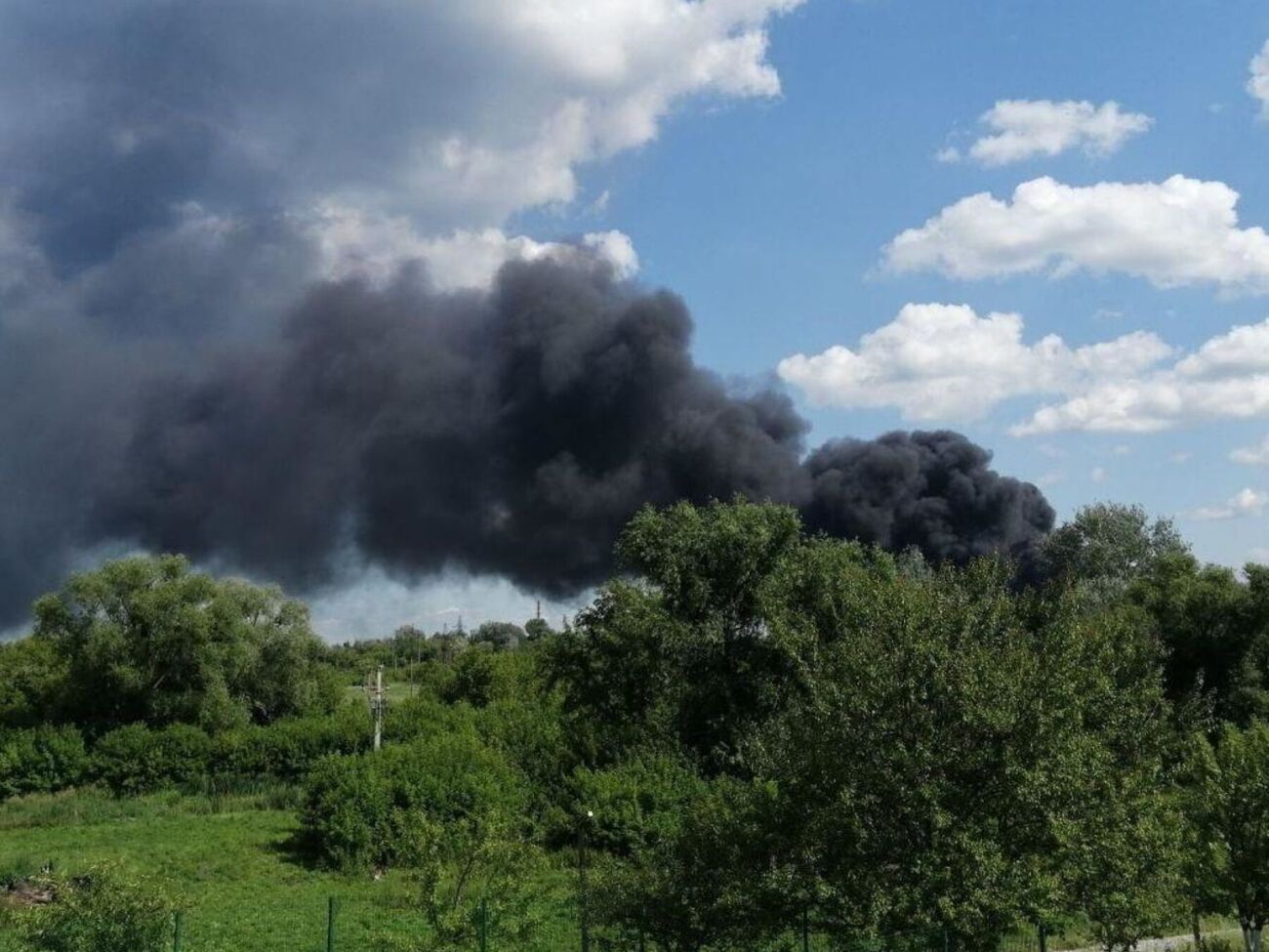 В охопленій вогнем промзоні розташовано кілька хімічних підприємств