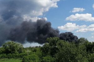 В пылающей промзоне находится несколько химических предприятий