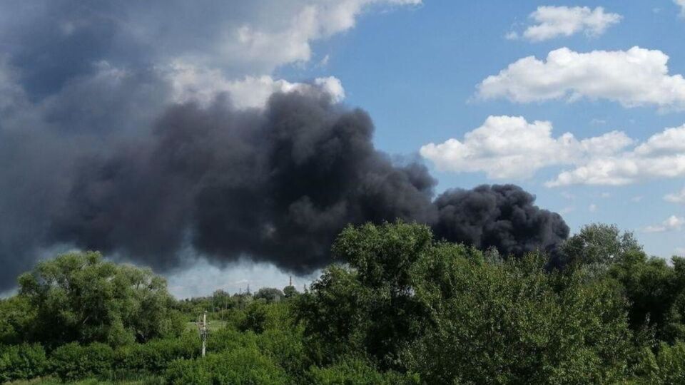 В пылающей промзоне находится несколько химических предприятий