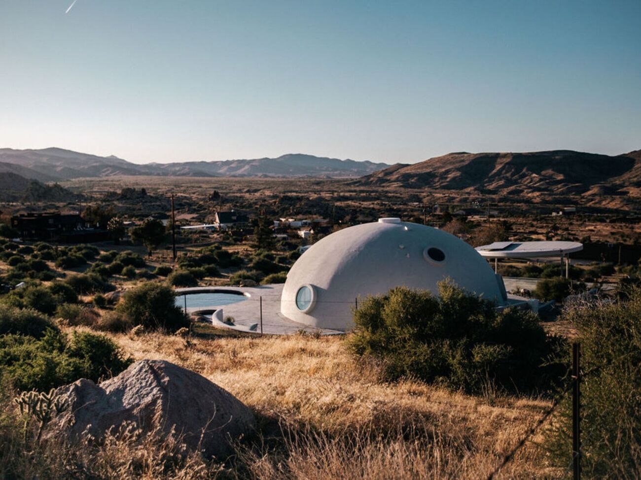 Эстетика купола – намек на брутализм советских времен, но с мягкими органическими линиями