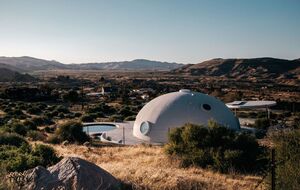 Эстетика купола – намек на брутализм советских времен, но с мягкими органическими линиями