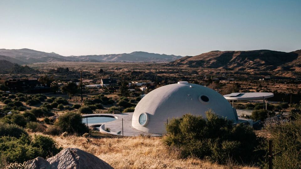 Эстетика купола – намек на брутализм советских времен, но с мягкими органическими линиями