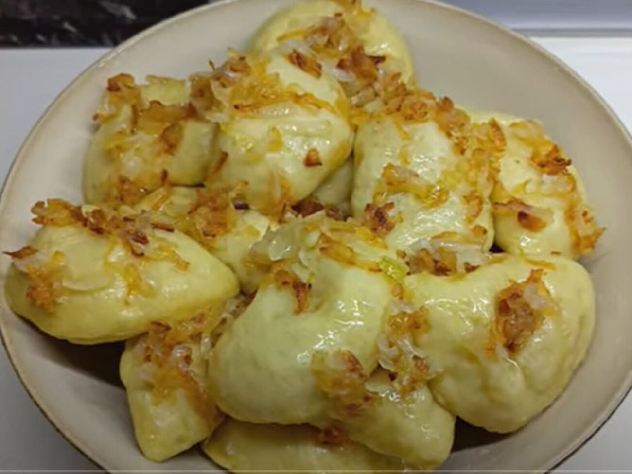 Для теста понадобятся теплый кефир, мука и сода