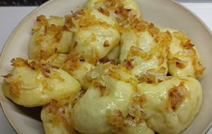 Для теста понадобятся теплый кефир, мука и сода