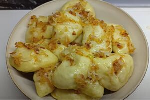 Для теста понадобятся теплый кефир, мука и сода