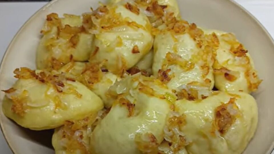 Для тіста знадобляться теплий кефір, борошно й сода