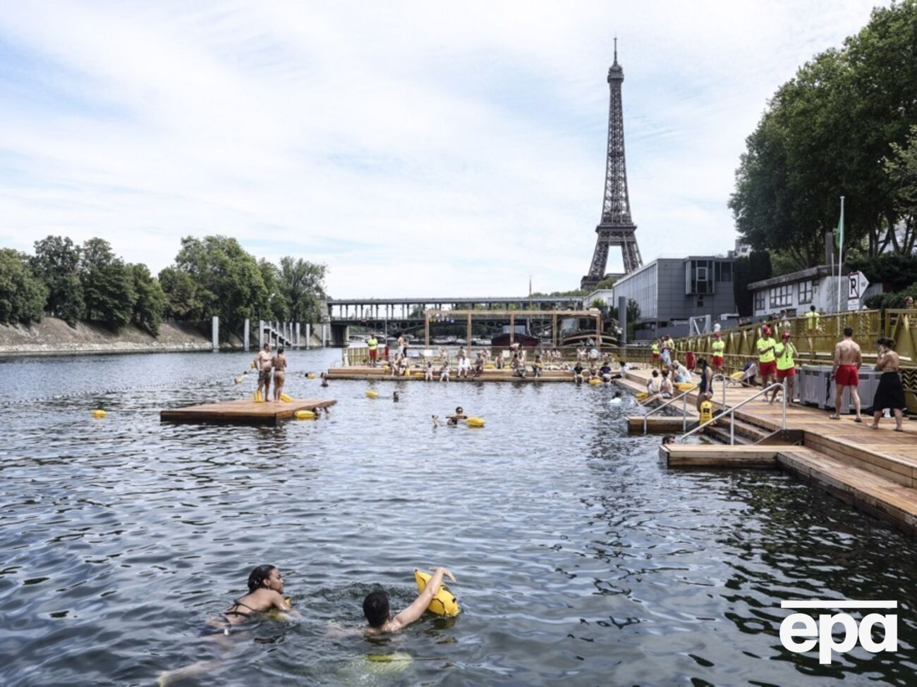 Для купальників організували пляжні зони