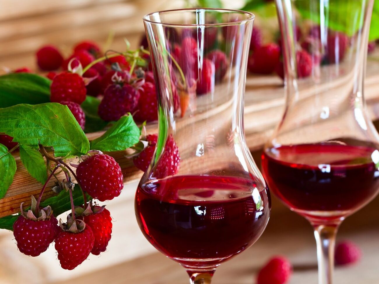 На 1 кг перетертой малины понадобятся 500 г сахара и 1 л воды