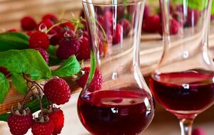 На 1 кг перетертой малины понадобятся 500 г сахара и 1 л воды