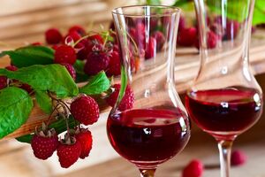 На 1 кг перетертой малины понадобятся 500 г сахара и 1 л воды