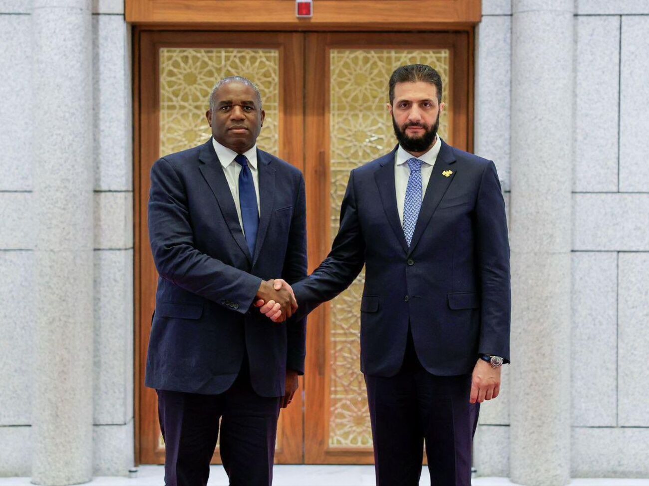 Леммі (ліворуч) відвідав Дамаск з офіційним візитом і зустрівся з новим лідером Сирії Ахмедом аш-Шараа