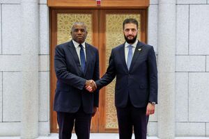 Леммі (ліворуч) відвідав Дамаск з офіційним візитом і зустрівся з новим лідером Сирії Ахмедом аш-Шараа