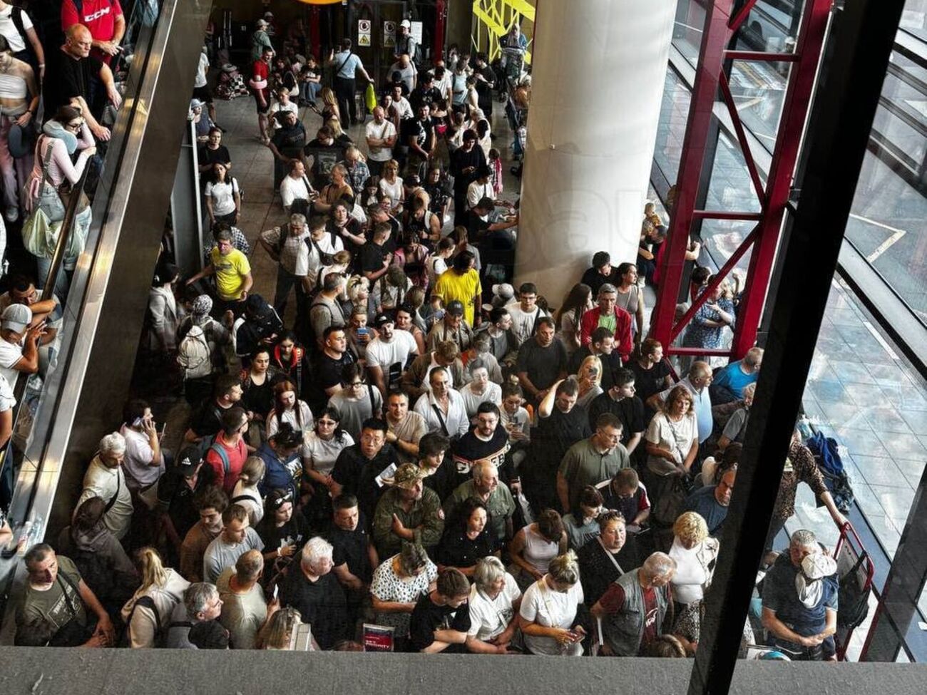 Пасажири скаржилися на тисняву, задуху й те, що закінчився алкоголь