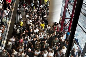 Пассажиры жаловались на давку, духоту и на то, что закончился алкоголь