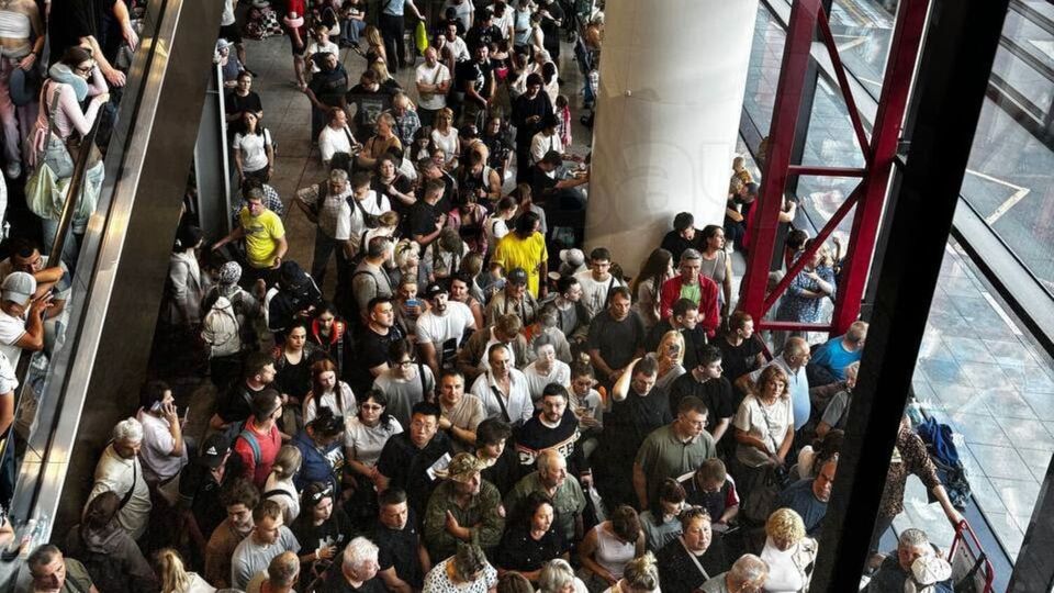 Пасажири скаржилися на тисняву, задуху й те, що закінчився алкоголь