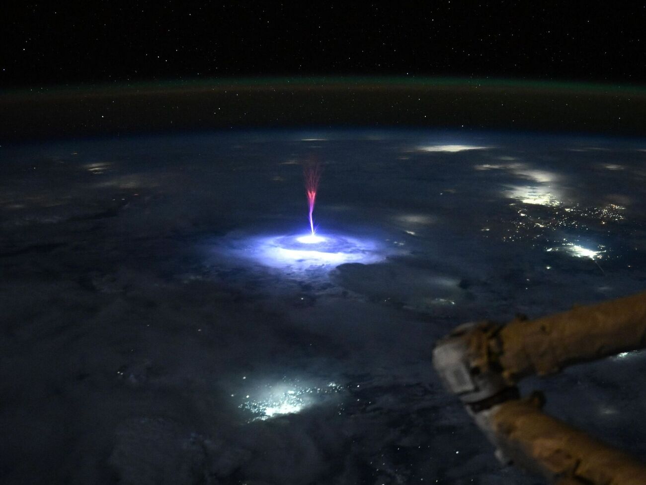 Астронавт сфотографировала спрайт во время грозы