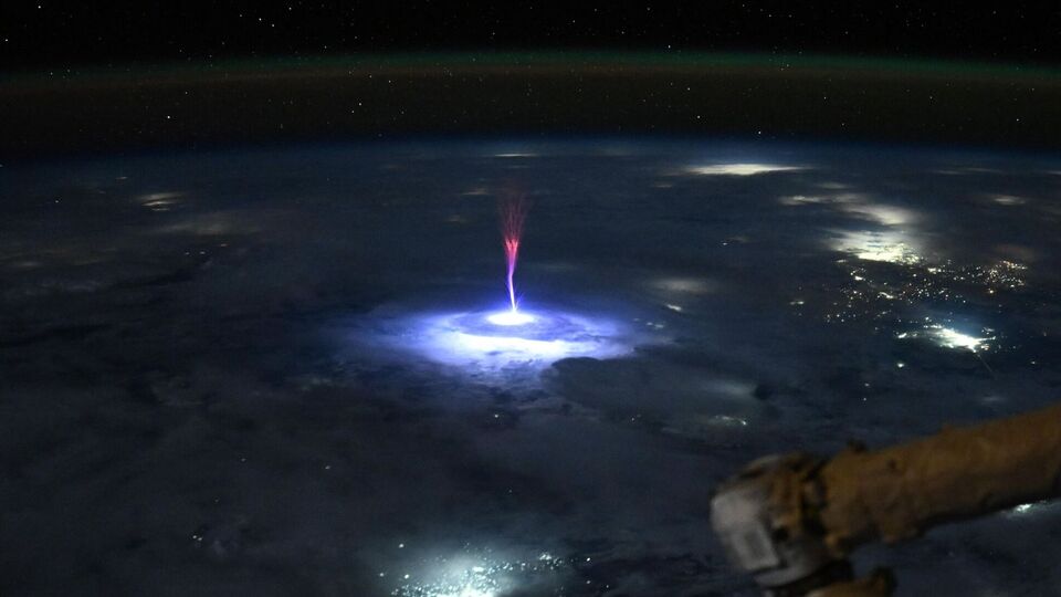 Астронавт сфотографировала спрайт во время грозы