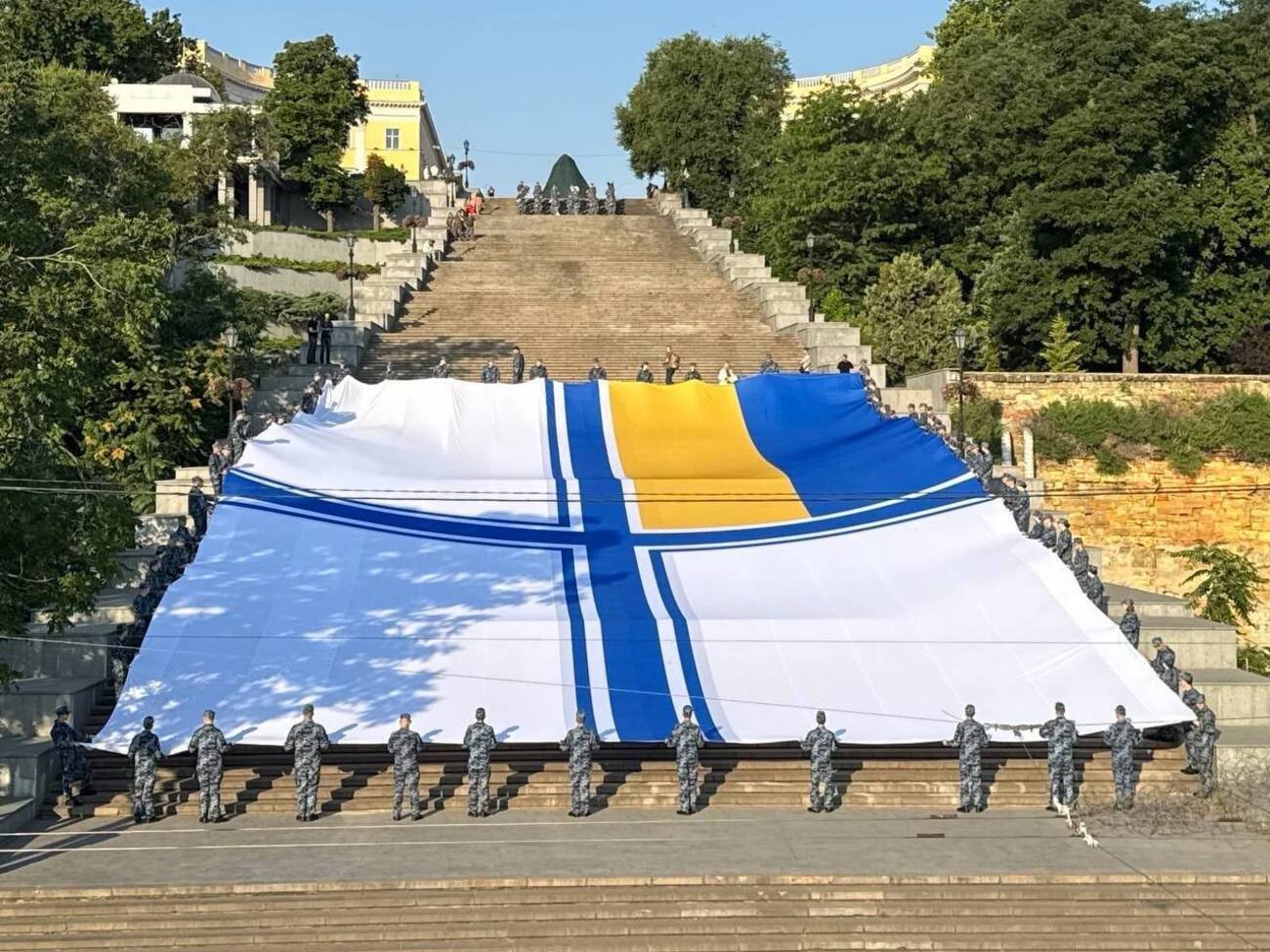 Самый большой флаг ВМС ВСУ был развернут на Потемкинской лестнице