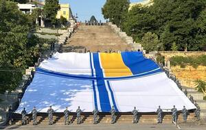 Самый большой флаг ВМС ВСУ был развернут на Потемкинской лестнице