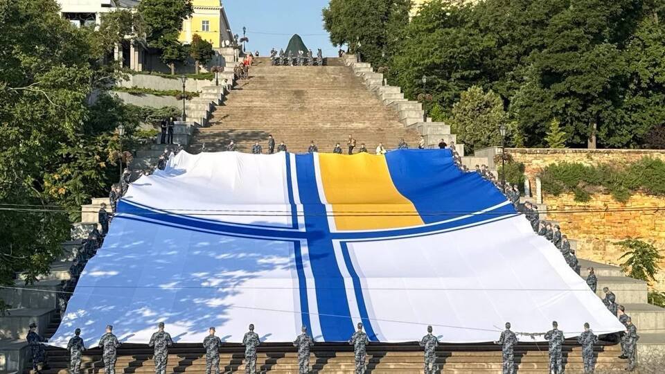 Самый большой флаг ВМС ВСУ был развернут на Потемкинской лестнице