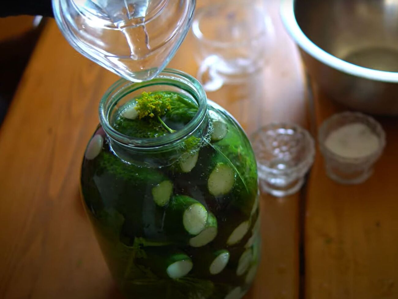 Щоб огірки вийшли хрумкими, замочіть їх у холодній воді на кілька годин