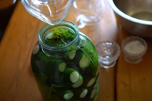 Чтобы огурцы получились хрустящими, замочите их в холодной воде на несколько часов