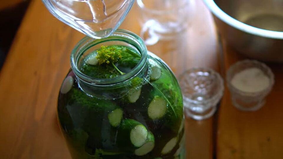 Щоб огірки вийшли хрумкими, замочіть їх у холодній воді на кілька годин