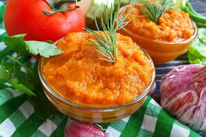 Для кабачковой икры понадобится 300 г томатной пасты
