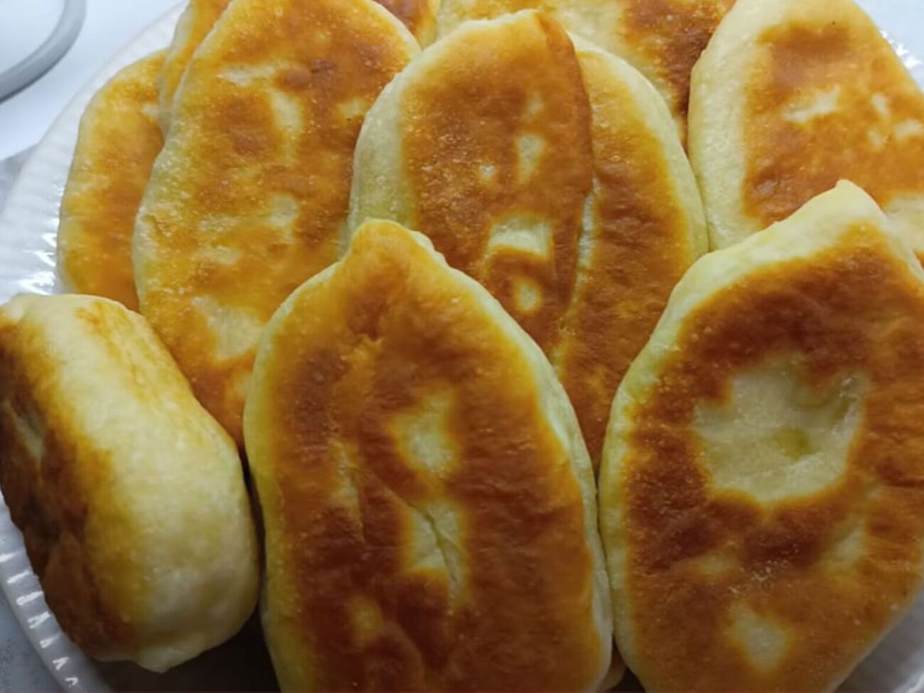 Обсмажте пиріжки на олії з двох боків