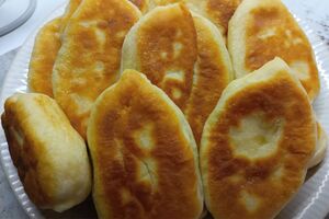 Обсмажте пиріжки на олії з двох боків