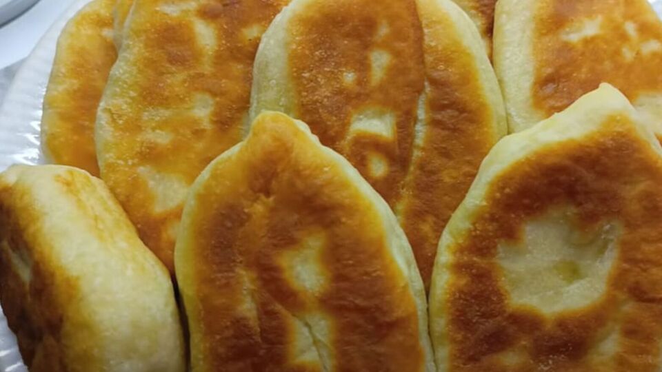 Обсмажте пиріжки на олії з двох боків