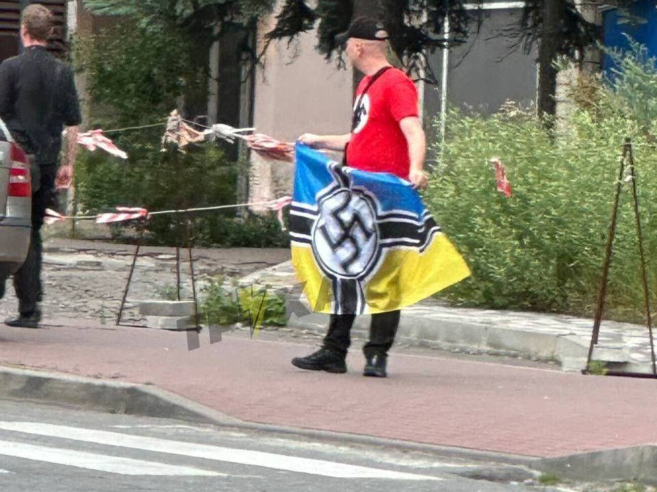 Фотография с мужчиной, который держит флаг со свастикой, была замечена во время мониторинга интернета
