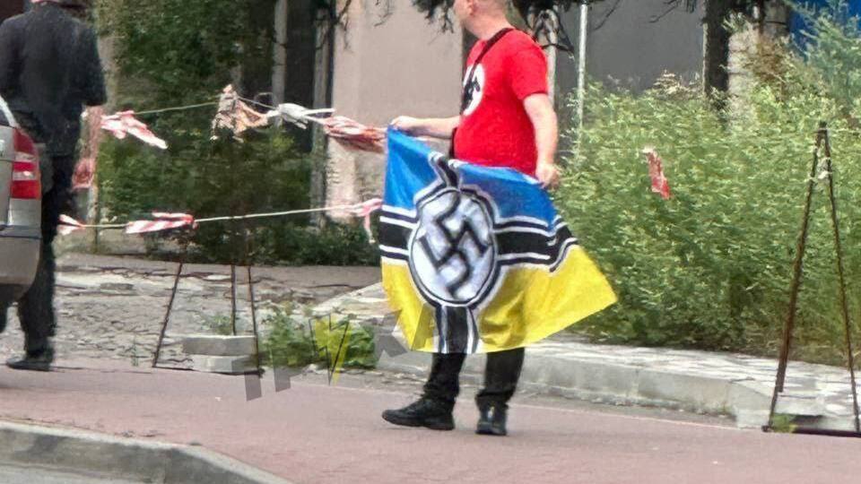 Фотография с мужчиной, который держит флаг со свастикой, была замечена во время мониторинга интернета