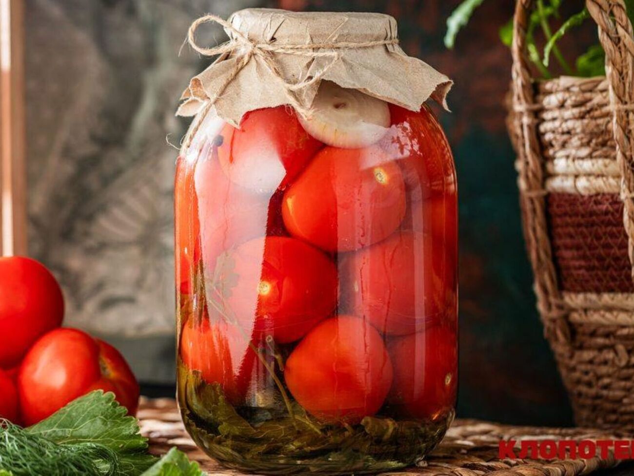 Для дополнительного аромата в банки можно добавить несколько листочков хрена и малины