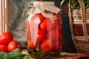 Для дополнительного аромата в банки можно добавить несколько листочков хрена и малины